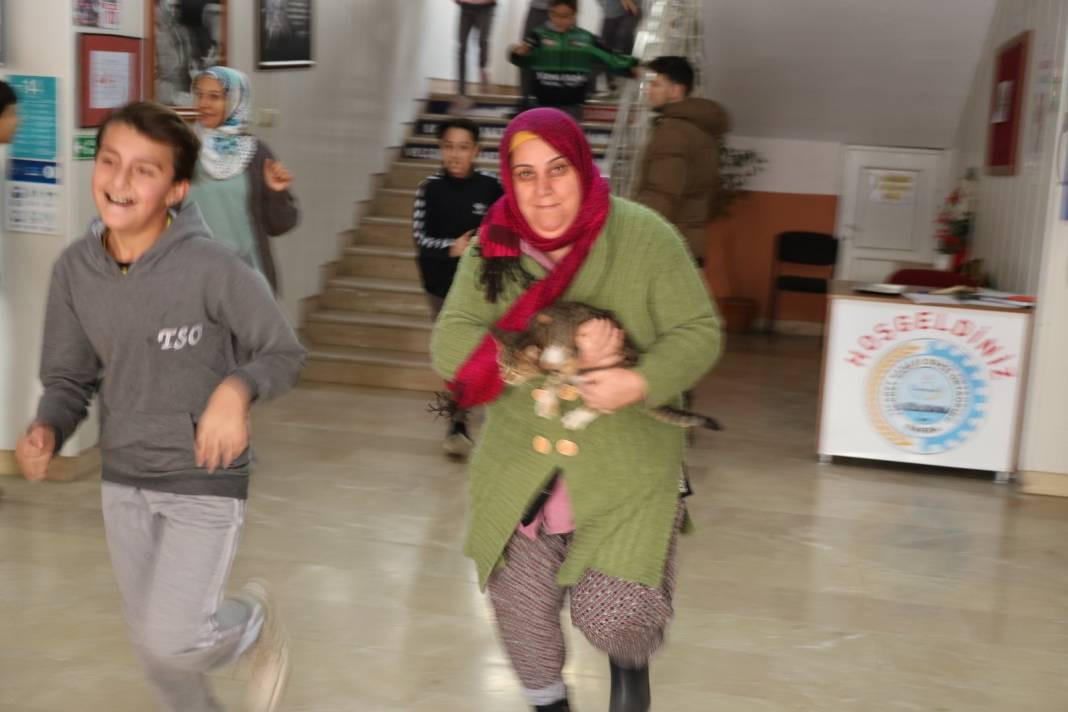 Bafra Ticaret Sanayi Odası Ortaokulu'nda nefes kesen yangın tatbikatı - Resim: 6